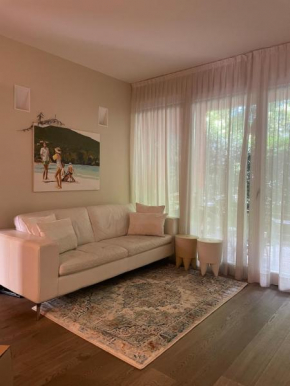 Casa con giardino di fronte al parco